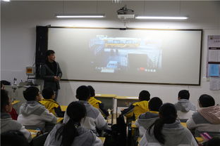 班主任給學(xué)生強(qiáng)調(diào)交通安全知識(shí)