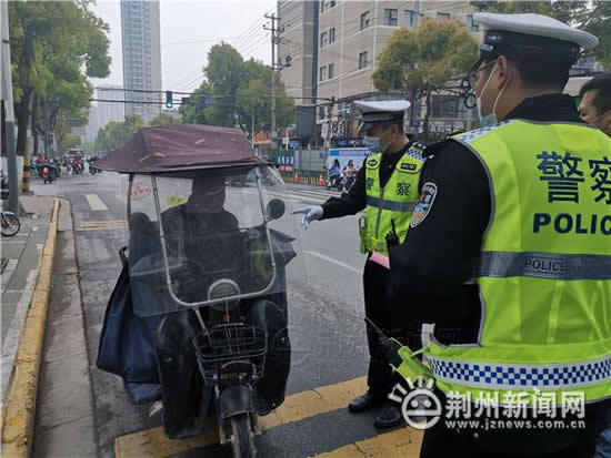 交警給初中生交通安全知識