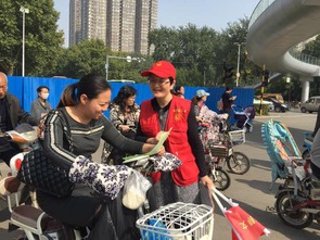 發(fā)放交通安全知識(shí)宣傳冊