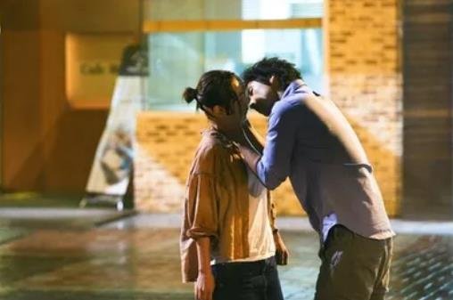 男生親親的時(shí)候手不安分