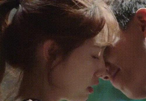 男生親親的時(shí)候手不安分