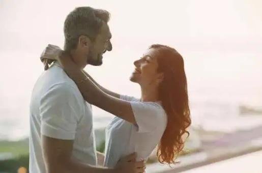 擁抱會(huì)讓男生起反應(yīng)嗎