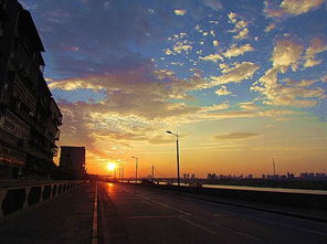 關(guān)于憂愁和月亮的詩句