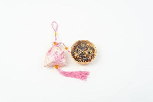 關(guān)于描寫(xiě)香囊的詩(shī)句古詩(shī)