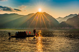 關于湖光秋色的詩句