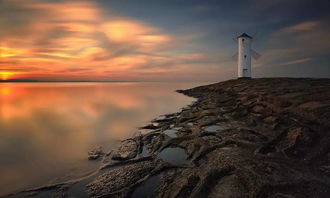 仔細(xì)閱讀下面關(guān)于贊美光的詩句