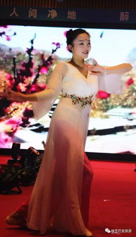 形容面若桃花的古詩句