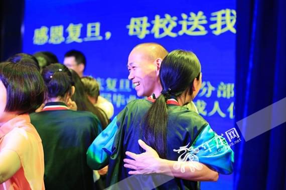 關于老師對學生的愛的詩句