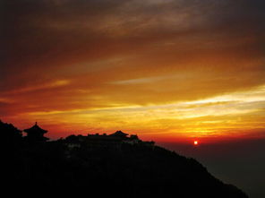 關(guān)于群山環(huán)繞的詩句