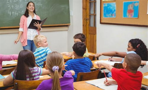 猜猜她是誰開頭作文三級