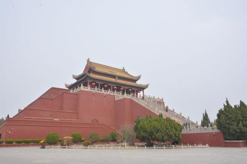 描寫開封龍亭的作文開頭