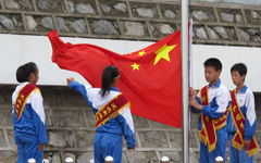 校園一角作文升旗臺400字