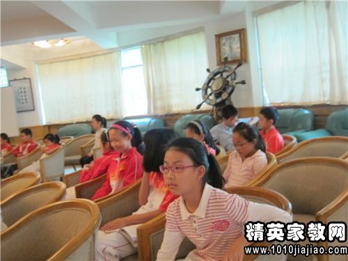 小學(xué)小學(xué)四年級作文比賽,四年級作文我和誰過一天,小學(xué)小學(xué)四年級上冊四百字作文對話