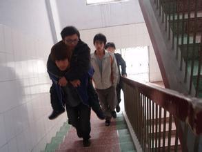 關(guān)于校園里助人為樂的作文