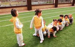 在校園玩老鷹捉小雞作文300字