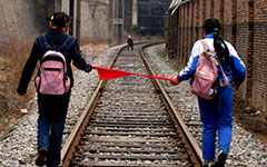 校園200放學(xué)路上的作文