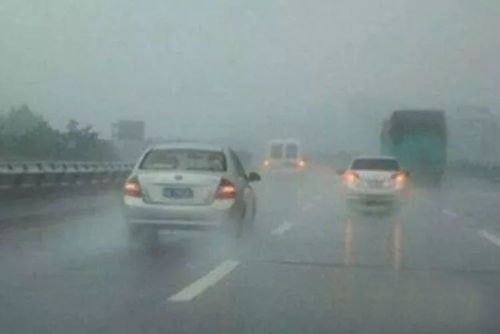 雨中開車注意事項(xiàng)有哪些,雨天開車注意事項(xiàng),雨中行車注意事項(xiàng)