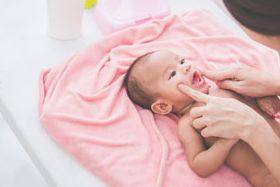 新生兒曬黃疸注意事項(xiàng),嬰兒黃疸曬太陽注意事項(xiàng),嬰兒黃疸母乳注意事項(xiàng)