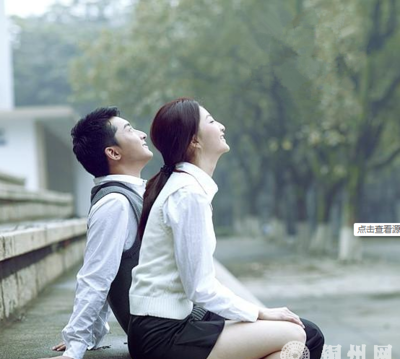 丈夫與情婦幽會，竟發(fā)現(xiàn)妻子和老男人。