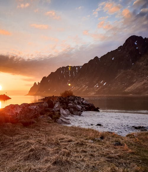 寫(xiě)作素材：描寫(xiě)關(guān)于名人的知名對(duì)聯(lián)