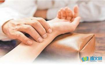 生活隨筆：這醫(yī)生是怎么當?shù)?></p>
<p>　　在這家醫(yī)院，患者親屬給醫(yī)生送紅包已成了一條潛規(guī)則，是公開的秘密。我的姨侄給主治醫(yī)生林某及有關(guān)醫(yī)護人員每人送200元，給分管該科的副院長送400元。他們都一一笑納。醫(yī)生經(jīng)過診斷確診為高血壓引起中風(fēng)，進行輸液輸氧，服用降血壓藥。起初病人每天大部分時間處于昏睡狀態(tài)，醒過來后神志還清醒，第二天我到醫(yī)院看望他，叫他的名字他還能點頭，并微微睜開眼睛看我。</p>
<p>　　經(jīng)醫(yī)生檢查，沒有語言障礙，也能把手和腳抬起來?？磥聿∏椴惶兀覍僮优畬Σ∪酥魏貌”в泻艽笙Ｍ？墒橇轴t(yī)生很不負責(zé)任，叫病人家屬到外面藥店買降血壓藥絡(luò)活喜和開博通，交代絡(luò)活喜每天吃一片，開博通每天吃兩片。吃了幾天后血壓降為60/100，比正常人還低了很多。經(jīng)查原因，原來是主治醫(yī)生交代錯了，本來開博通每天只能吃一片，他交代每天吃兩片，過量了。就是這個姓林的主治醫(yī)生，每次查房總是敷衍了事，表情冷若冰霜，對病人家屬反映的情況根本聽不進去。病人住院的第二天，大便開始呈現(xiàn)褐色，家屬懷疑是胃出血，給林醫(yī)生反映。林醫(yī)生問：“大便是什么顏色？”病人家屬回答說：“是豬肝色?！贬t(yī)生說：“等到呈黑皮鞋色才告訴我?！奔覍僖贿B五六天給主治醫(yī)生反映病人的\'大便可能帶血，說的次數(shù)多了，醫(yī)生很不耐煩地說：“沒事的，要是有問題醫(yī)生會給治療的?！痹诩覍俚膹娏乙笙拢t(yī)生才勉強給予檢查。此時病人的血只有二克。大腿由于血氣不通，腫得很厲害，生命垂危。在病人病危的情況下，醫(yī)生不是極力搶救，而是推卸責(zé)任，冷冰冰地說：“我們醫(yī)院枝術(shù)設(shè)備差，沒法醫(yī)治，你們把病人轉(zhuǎn)到廣州或上海的大醫(yī)院治療吧。”聽到這個消息，我的姨子和姨侄們個個哭得像淚人一樣，侄女當場哭昏過去。病人家屬再三要求留下來治療，待病情相對穩(wěn)定才轉(zhuǎn)院，苦苦哀求，醫(yī)生就是不同意，只好傖促轉(zhuǎn)院。病人轉(zhuǎn)院一個多星期就死了。</p>
<p>　　那家醫(yī)院原來在電視廣告上口口聲聲說以人為本，善待病人，他們在醫(yī)療中卻視病人如草芥，拿生命當兒戲。我發(fā)出了一聲輕輕的嘆息：“人生病了住進醫(yī)院還不如一條狗。”</p>
            <div   id=