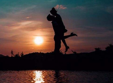 適合發(fā)說(shuō)說(shuō)的經(jīng)典句子 正能量爆棚(56句) 適合發(fā)說(shuō)說(shuō)的經(jīng)典句子 正能量爆棚(56句)